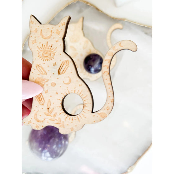 Unearthed Vibes Wood Sphere Stand – Tan Cat Edition | Crystal Ball & Gemstone Display Holder